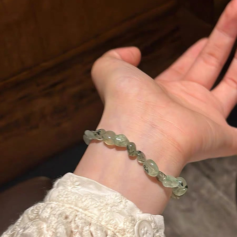 「活力・自信」グリーンブドウ石の癒しのブレスレット - 優しい光が心を満たす希望の石