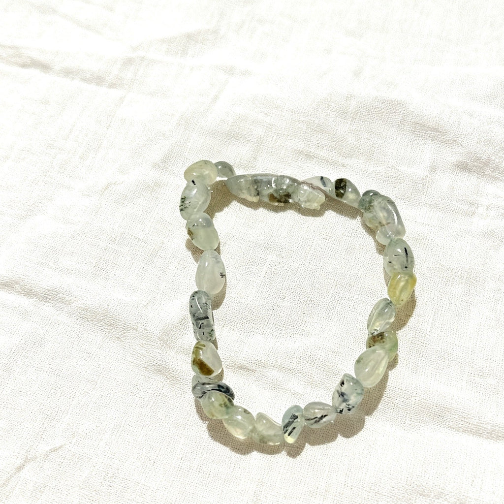 「活力・自信」グリーンブドウ石の癒しのブレスレット - 優しい光が心を満たす希望の石