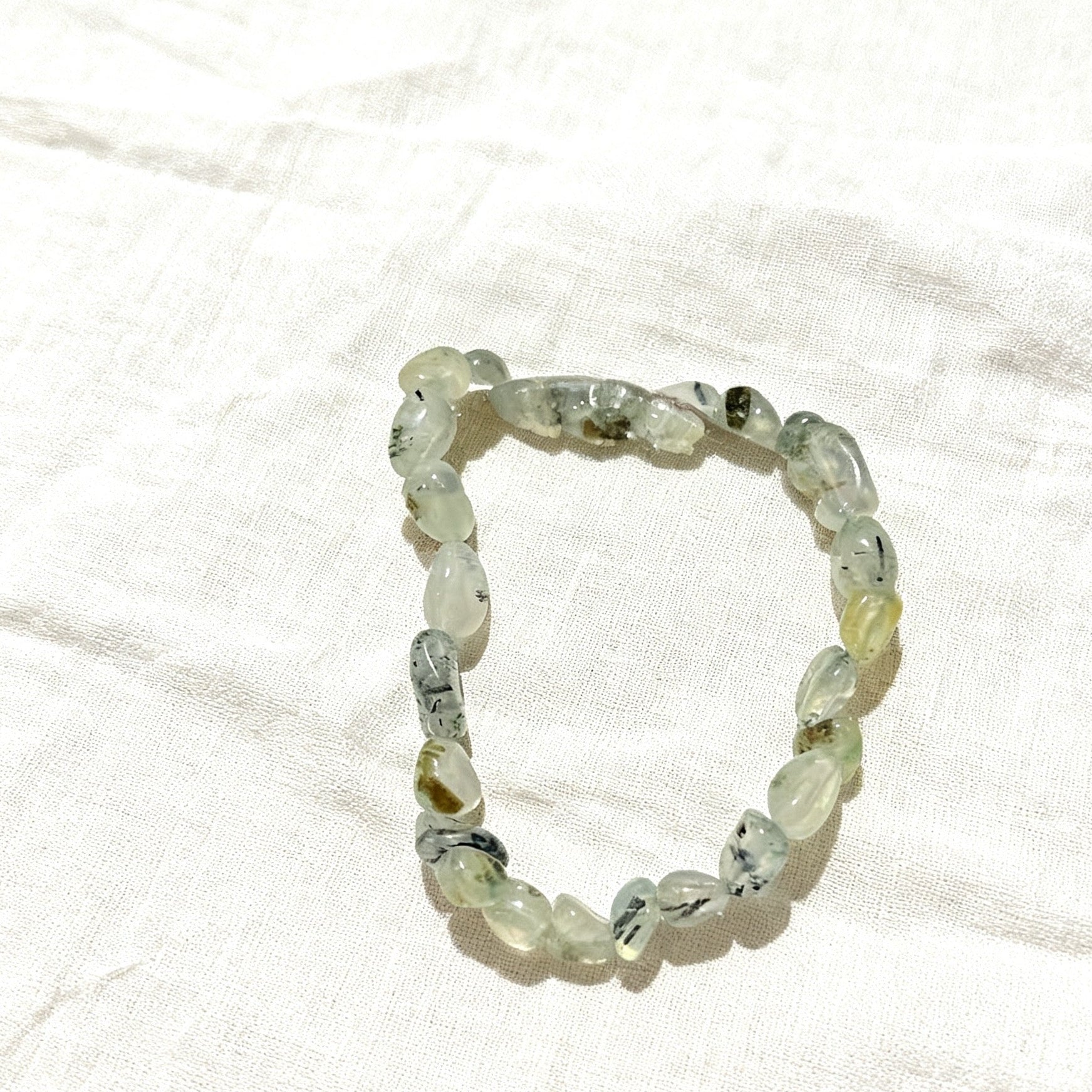 「活力・自信」グリーンブドウ石の癒しのブレスレット - 優しい光が心を満たす希望の石