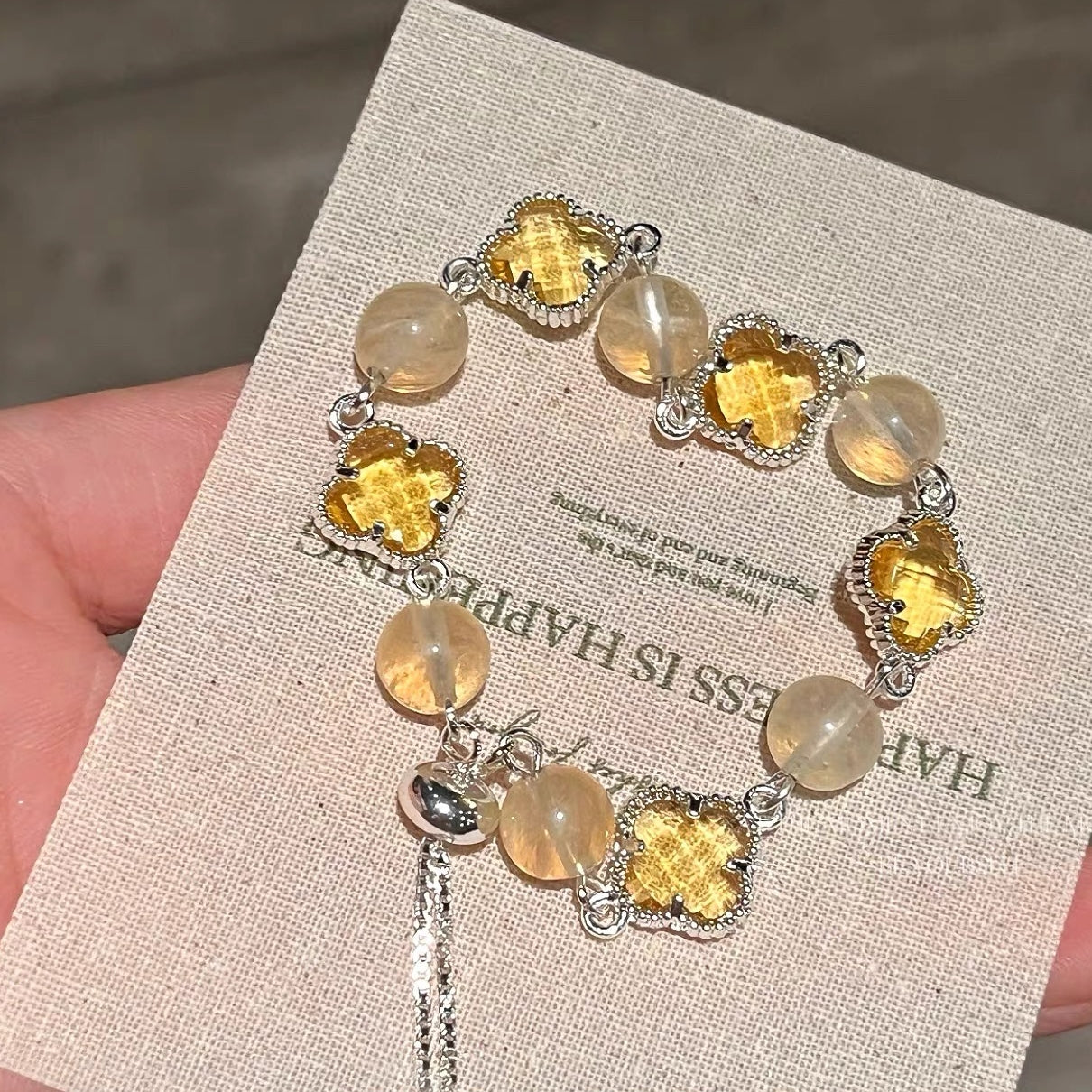 「開運・金運」幸運のクローバーとイエローフローライトの金運ブレスレット - 知恵と幸運で富を掴む