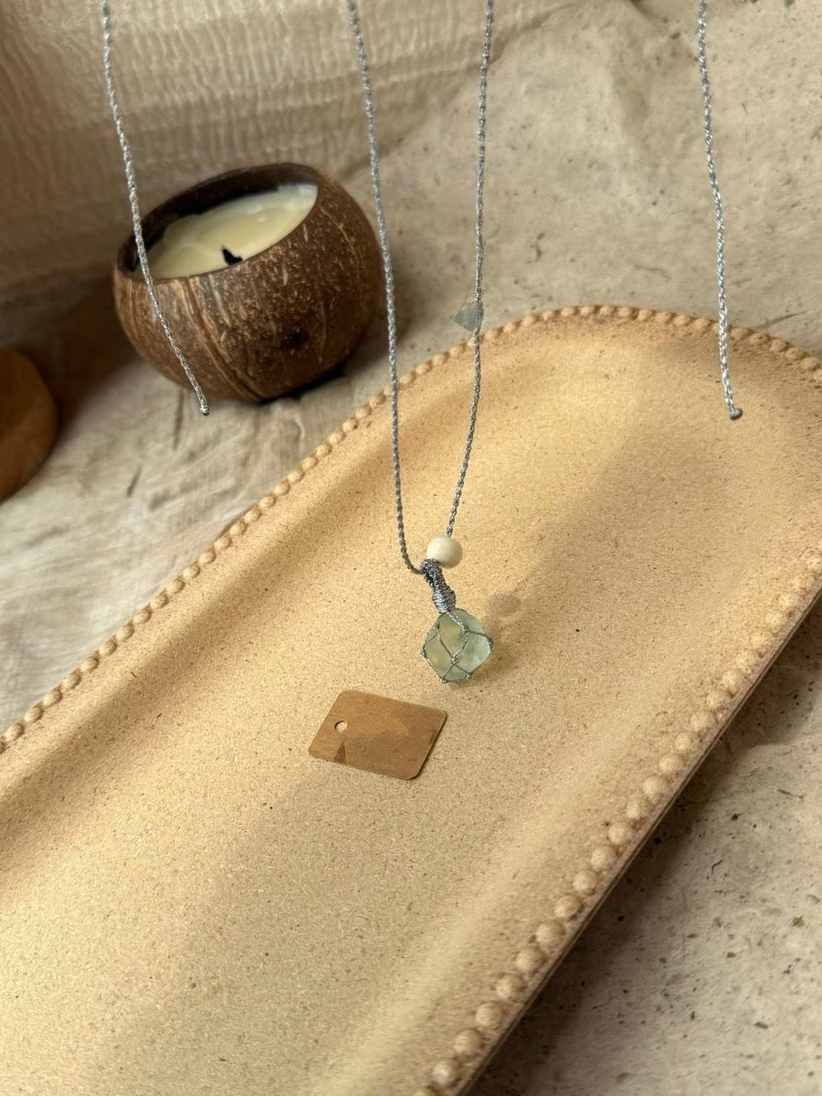 純粋手編み天然グリーン熒石クリスタル原石パワーペンダントです