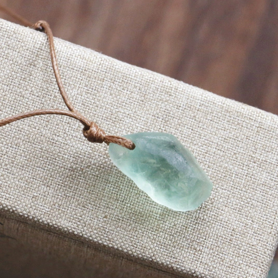 「知恵 · 集中力」天然グリーンフローライトネックレス - 集中力と癒しのクリスタル